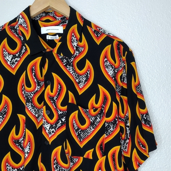 NWT Urban Outfitters Men's Flames Print Short Sleeve Casual Button Down Shirt - Picture 8 of 12